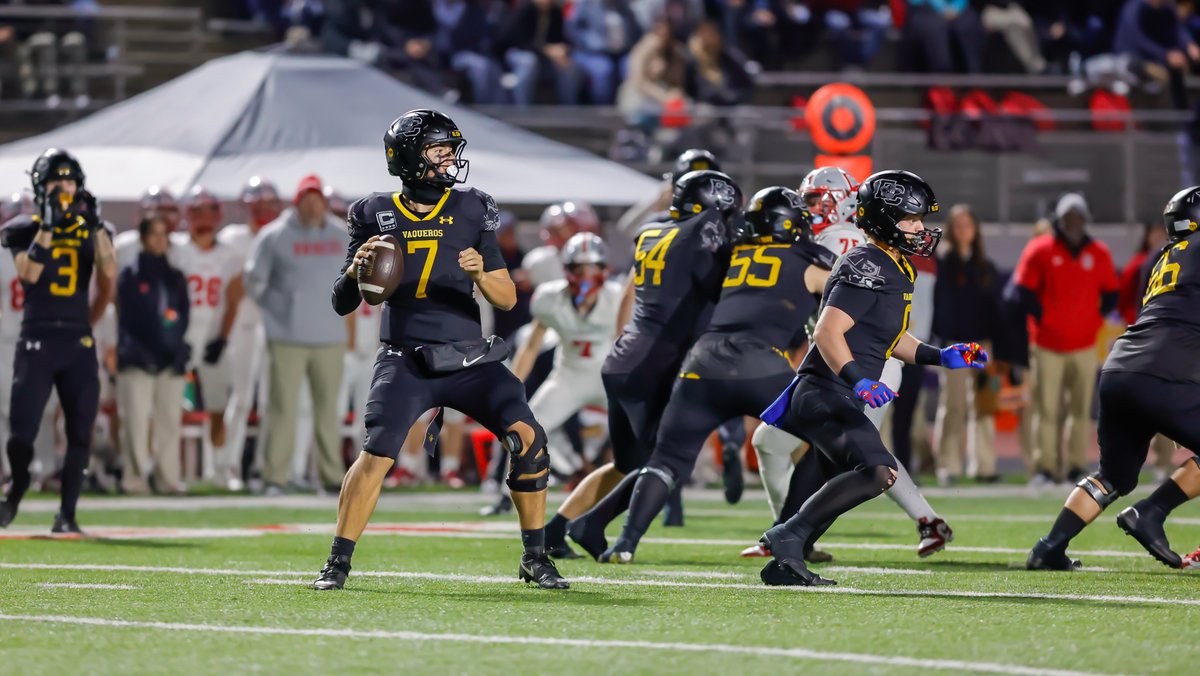Edgar_Serrano8's tweet photo. El Capitan vs Carmel - Div 5AA Championship Game!!!

@CIFState @ECHSVaqueros @SDFBRecruits @ElCapFtball @CarmelFootball @carmel

For Pictures, please click on the link below: 
https://t.co/vJutu6fRoP https://t.co/1re2Nc6dnx