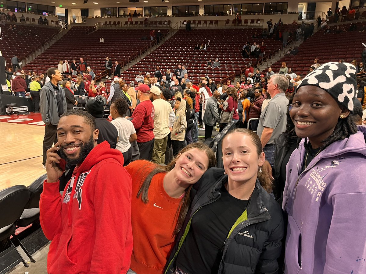 Newberrywomenbb's tweet photo. ❤️ 40 min drive to see USC Gamecocks play today 🖤#studythegame🏀 #womensbasketball #teambonding #Family #A.T.L https://t.co/zuyHSusF2P