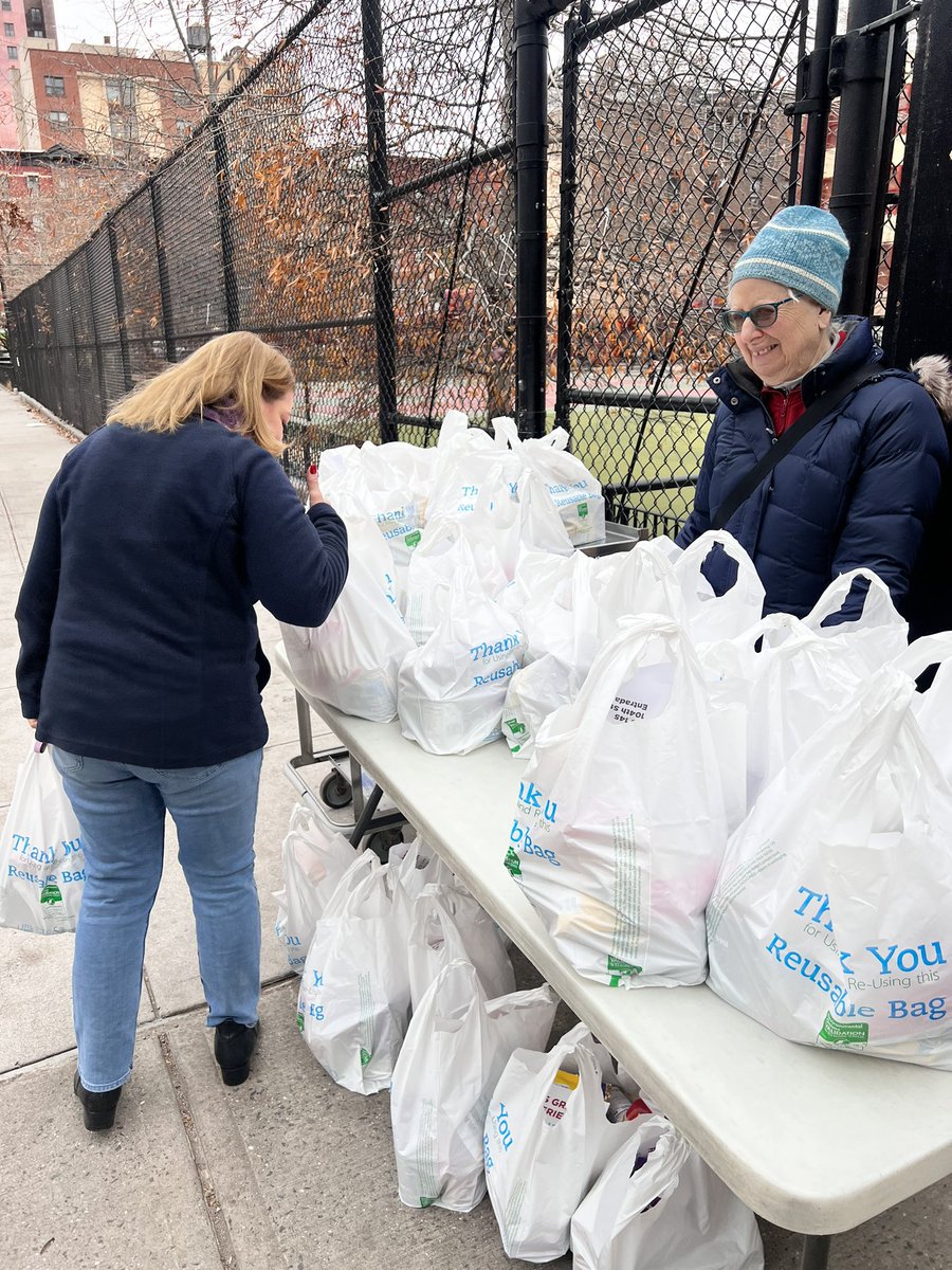 PS145M's tweet photo. PS 145 and Romemu came together for a successful Sunday afternoon food pantry🥫, serving our community with love and care🤍. Thank you to everyone who made it happen! Next pantry dates are January 12 & 26—see you there! #communitycare #romemu #ps145 #foodpantry #givingback https://t.co/OcH0L1iEN1