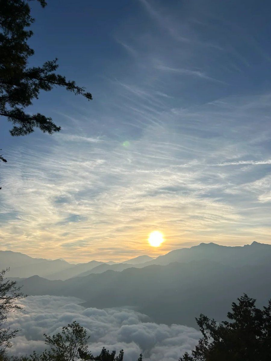 日の出は自然の詩であり、すべての瞬間が生命への賛歌です。🎶
