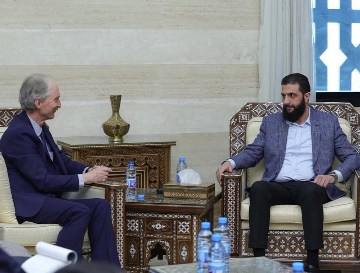 الراجل اللي قاعد مع أبو محمد الجولاني ده هو بيدرسون مبعوث الأمم المتحدة لسوريا..

خليني أقولهالك بشكل أوضح.. 
مسؤول أممي زار سوريا وقعد مع شخص مُصنف على انه إرهابي دولي، ومحطوط على راسه 10 مليون دولار للي يدل عليه.. 

أنا عايز أصدق إن الثورة السورية ثورة وطنية خالصة مفيهاش أي