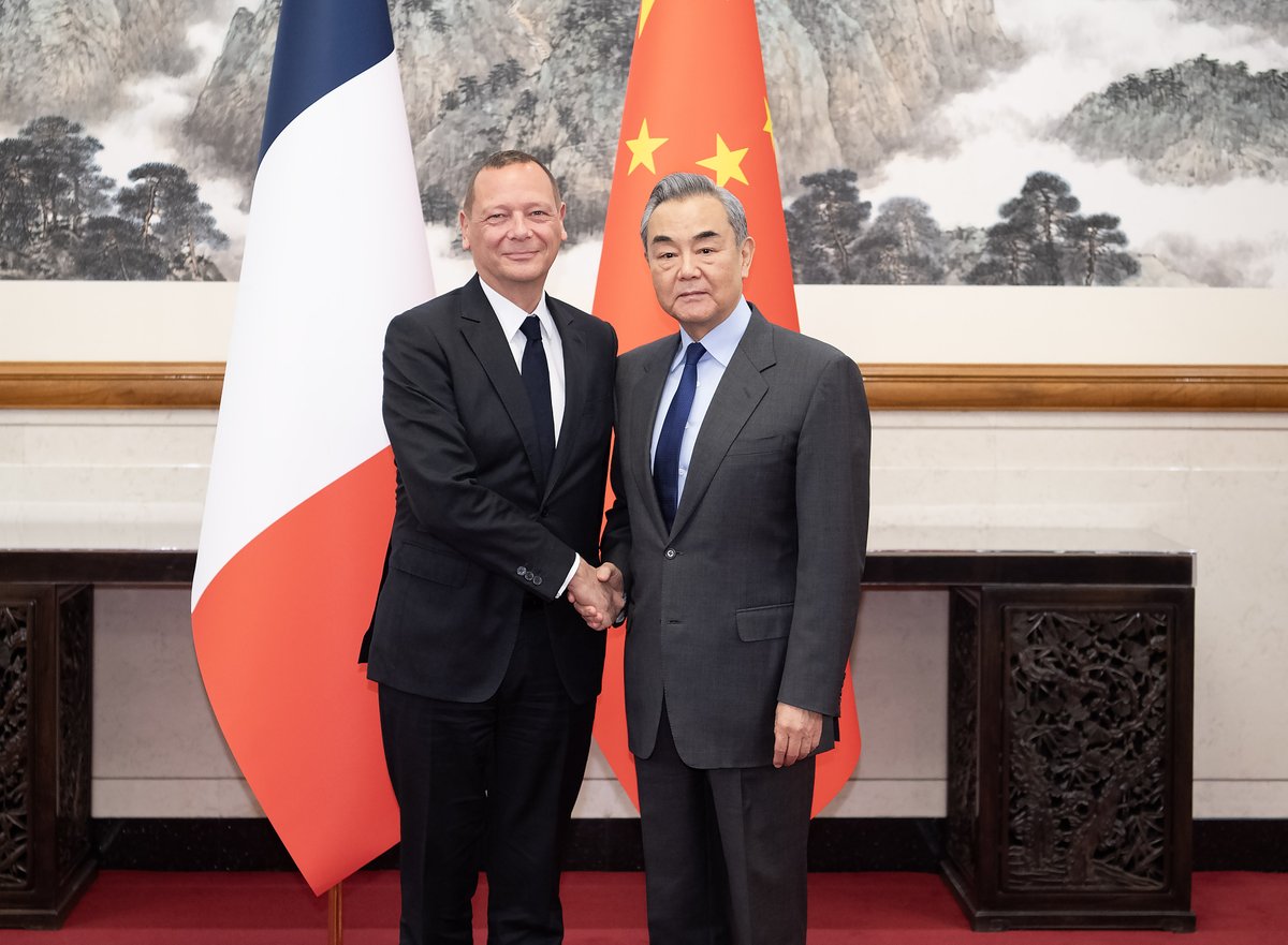 ChinaDaily's tweet photo. China Daily Editorial: Paris' role as a leader and staunch advocate for European strategic autonomy naturally appeals to Beijing as the European Union faces mounting pressure from Washington to join a geopolitical campaign to isolate China. #ChinaDailyEditorial https://t.co/D2DaT6FHNA