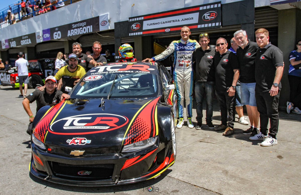El TC Junior presentó su primer auto en el Coronación de TCPK: Van a ir con las camionetas en 2025 y serán el nexo entre las fórmulas y el TCM.

Si, son los ex TR Junior
Si, tienen trompas similares a las de TC
Si, habrá modelo Mustang y otras marcas que aún no revelaron