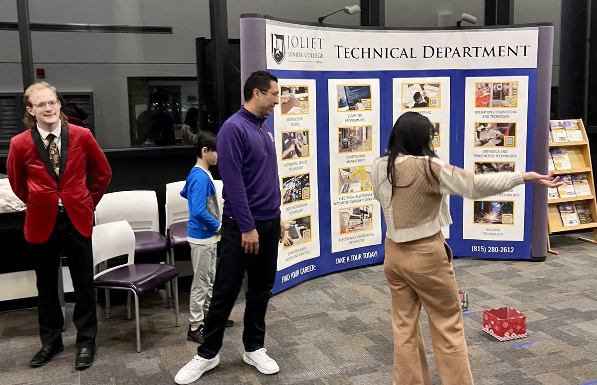 clynenamuo's tweet image. Tiana, Kainoa, and I volunteered running games at FosterPalooza ⁦@JolietJrCollege⁩, an incredible event for foster youth and families! Thank you Trustee Nancy Garcia-Guillen (and Francisco!) and Trustee Ryan Queeney for volunteering as well #community #fostering