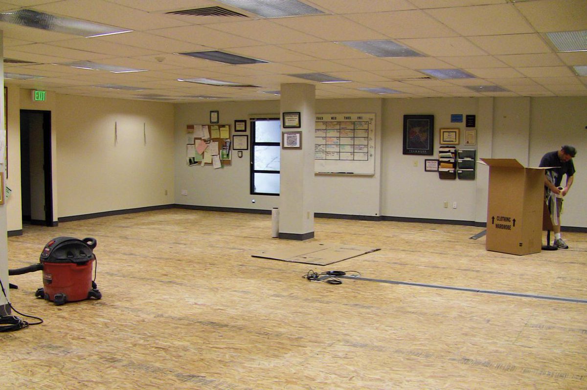 sapillopillo's tweet photo. esta foto del set de the office siendo desarmado después de grabar el ultimo episodio de la serie, uno no es fuerte https://t.co/JLKzWOlVR7