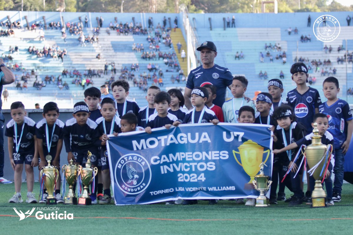 MOTAGUAcom's tweet photo. Motagua U-7 presentó su trofeo y distinciones al pueblo azul, un título conseguido de forma invicta. 👏🏼
Grandeza que se demuestra desde categorías menores. #IdentidadAzul 🦅 https://t.co/wOEy3MCrZJ