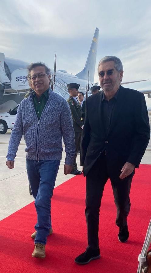 SRE_mx's tweet photo. 📸Este domingo, el canciller Juan Ramón de la Fuente recibió en el @aifaaero al presidente de Colombia, @petrogustavo, quien visita nuestro país para reunirse mañana con la presidenta @Claudiashein. https://t.co/YzFbiCevi4