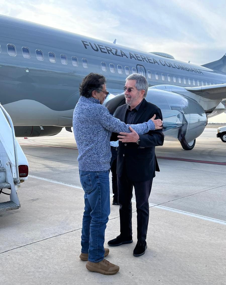 SRE_mx's tweet photo. 📸Este domingo, el canciller Juan Ramón de la Fuente recibió en el @aifaaero al presidente de Colombia, @petrogustavo, quien visita nuestro país para reunirse mañana con la presidenta @Claudiashein. https://t.co/YzFbiCevi4