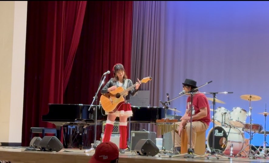 ✨けいおん講座 Xmas Live 2024✨

受講生のみなさんのキラキラした演奏に力を頂き、私もありったけの想いを届けられたような気がしました！！

素敵な機会をありがとうございました🎸
楽しかった〜！！！！

軽音ということでロックサンタをイメージした衣装にしたよ⚡️笑