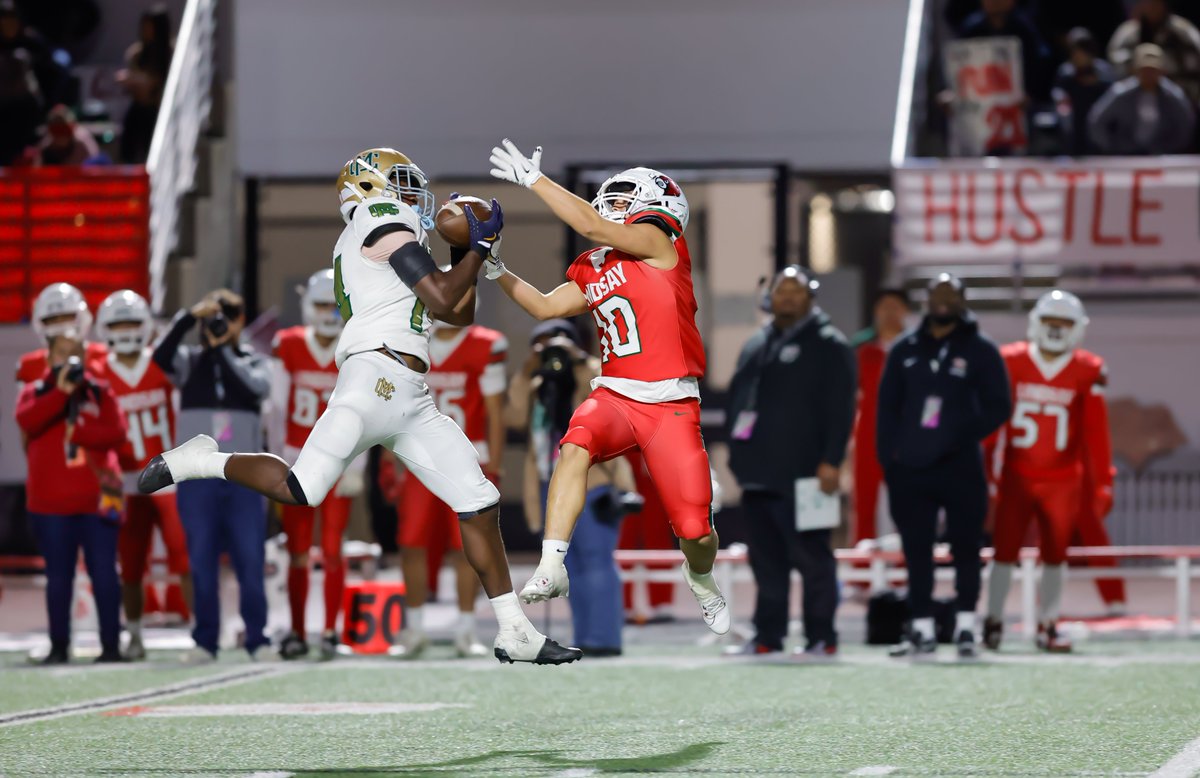 Edgar_Serrano8's tweet photo. Moreau Catholic vs Lindsay - Div 7AA Championship Game!!!

@MoreauCatholic @CIFState @MoreauFootball @cardinals1849 @LindsayFootball 

For Pictures, please click on the link below: 
https://t.co/6HUo9lVtBV https://t.co/IC20G9kq3x