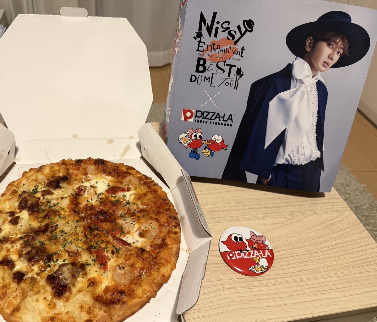 e__aaa24's tweet photo. 同棲したらもう推し活やめるって思って引っ越しでかなり断捨離したのに結局🤣🤣
こういうのに文句一つ言わず付き合ってくれてありがたすぎる🥹このピザも1人で取りに行ってくれた🤣💕笑
美味しかった〜🙆‍♀️🫶 https://t.co/rjiN2Qqy68
