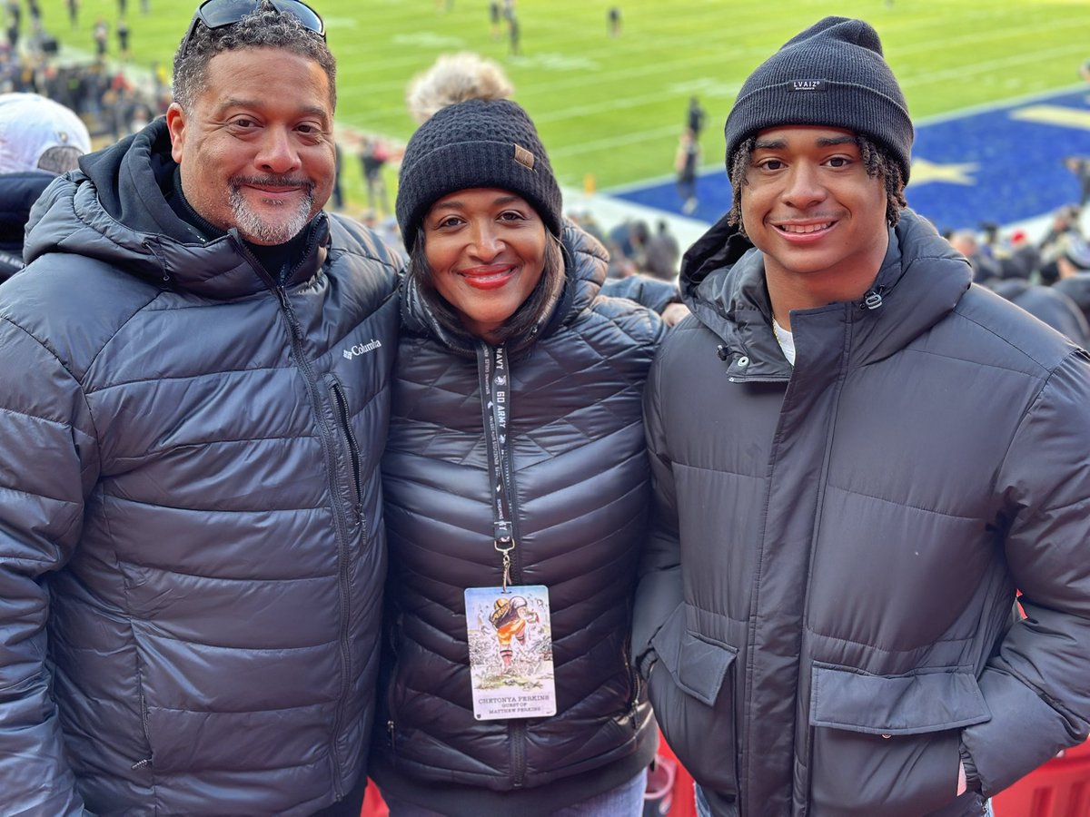MattPerk2025's tweet photo. My family and I had a great time attending America’s Game yesterday! Thank you for inviting me! Can’t wait to join the Brotherhood!

@ArmyWP_Football @ArmyFB_Recruit @CoachJeffMonken @Coach_romero18 @goblackknights @BKKnightNation @SSN_Army @mrafootball @CoachHerbertDa1 
 
#GOARMY
#BEATnavy