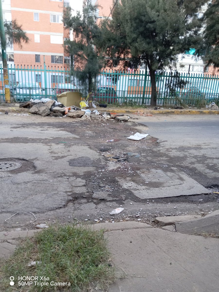 ACOGERA's tweet photo. Esta fuga de agua lleva más de dos meses y adicional no han podido repavimentar, ya hay acumuló de basura que dejan los del tianguis del miércoles @Alc_Iztapalapa el bache ya es enorme, la territorial no hace nada, en la unidad el salado, Fco César Morales / pinos y oyameles https://t.co/WQ28Yl6rb1