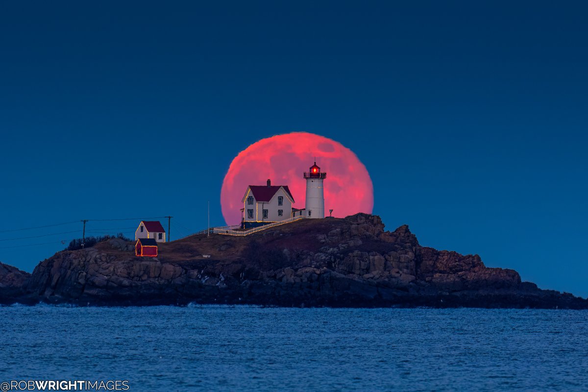 RobWrightImages's tweet photo. Full Cold Moon rising behind the Nubble Lighthouse just after sunset today. The "Cold" moon living up to its name.
--
December 15, 2024
York, Maine
#fullmoon #MEwx #mainething #visitmaine https://t.co/2J4fS2Bgf3