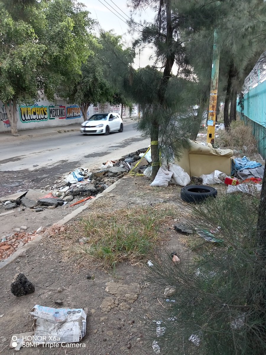 ACOGERA's tweet photo. Esta fuga de agua lleva más de dos meses y adicional no han podido repavimentar, ya hay acumuló de basura que dejan los del tianguis del miércoles @Alc_Iztapalapa el bache ya es enorme, la territorial no hace nada, en la unidad el salado, Fco César Morales / pinos y oyameles https://t.co/WQ28Yl6rb1