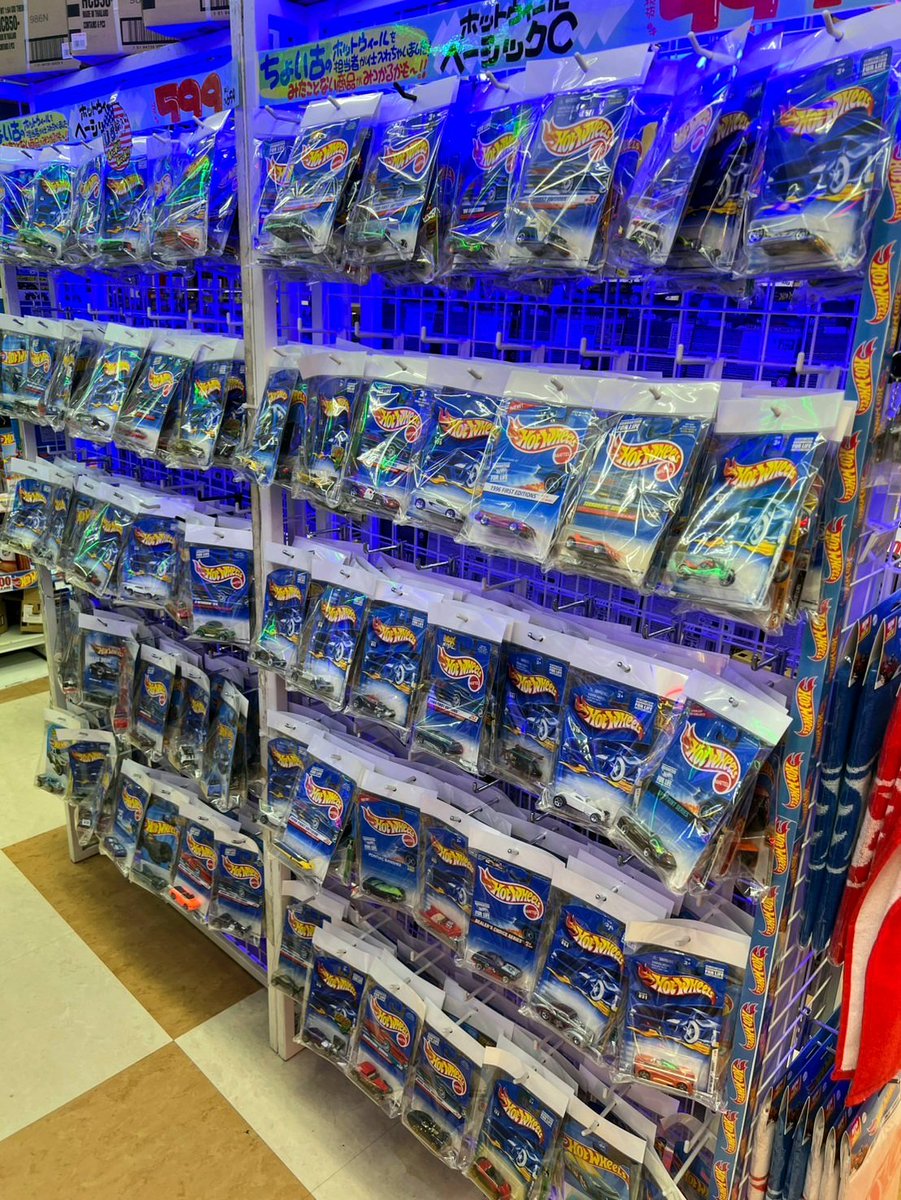hotwheels_28's tweet photo. お友だちのみんな～おはよ～さん☀️

みんなのお陰でワイスピ売れまくり
間も無く完売しちゃうから、まだ手に入れてないお友だちは #ドン・キホーテ和泉中央 に急いで買いに来たってや～⤴️

古いUSカード、ナショナルカードもようさん出しといたから必ず見たってや❗

#ホットウィール
#HotWheels https://t.co/eBreZjqdlE