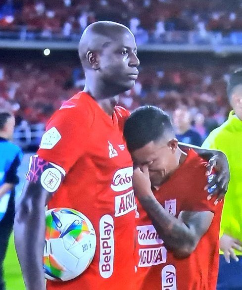 MedioLeal's tweet photo. Capi Gracias por todo, perdona por tan poco @AmericadeCali ..sos el sueño cumplido de todo niño de jugar en el América de sus amores y poner el corazón en cada partido! Grande! https://t.co/M1qeqRVyo2