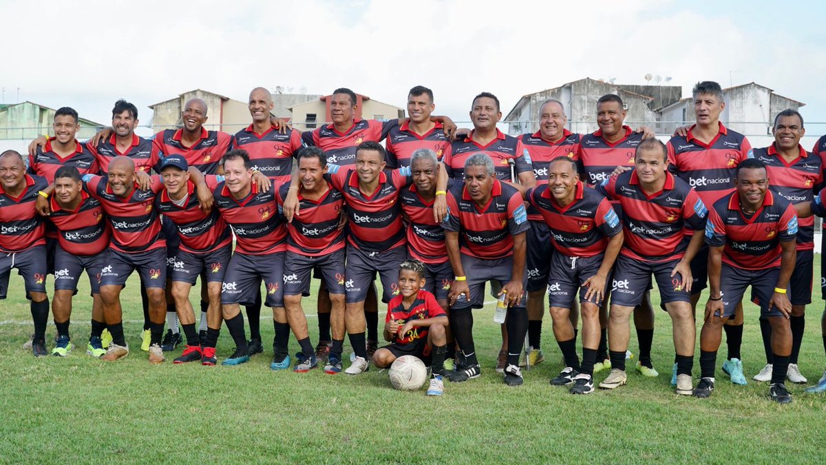 prof_lupercio's tweet photo. Domingo de jogão com os craques do @sport.master94 e @masterbotafogo no Estádio do Grito da República! ⚽️🥅 Honra de jogar ao lado dessas lendas que continuam inspirando gerações. Obrigado pelo exemplo de dedicação e paixão pelo futebol! https://t.co/62LQXZ8ZXf