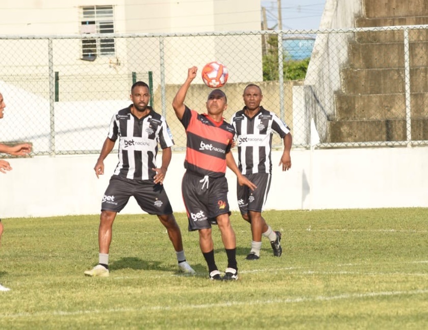 prof_lupercio's tweet photo. Domingo de jogão com os craques do @sport.master94 e @masterbotafogo no Estádio do Grito da República! ⚽️🥅 Honra de jogar ao lado dessas lendas que continuam inspirando gerações. Obrigado pelo exemplo de dedicação e paixão pelo futebol! https://t.co/62LQXZ8ZXf