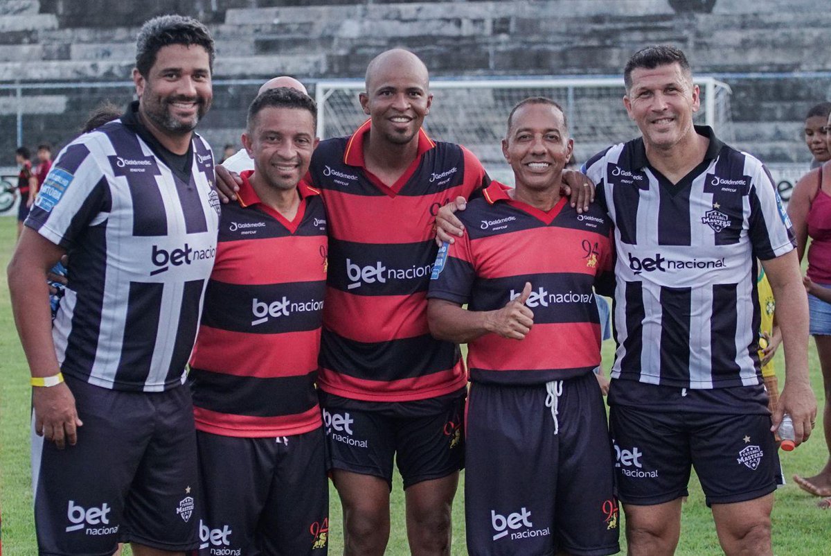 prof_lupercio's tweet photo. Domingo de jogão com os craques do @sport.master94 e @masterbotafogo no Estádio do Grito da República! ⚽️🥅 Honra de jogar ao lado dessas lendas que continuam inspirando gerações. Obrigado pelo exemplo de dedicação e paixão pelo futebol! https://t.co/62LQXZ8ZXf