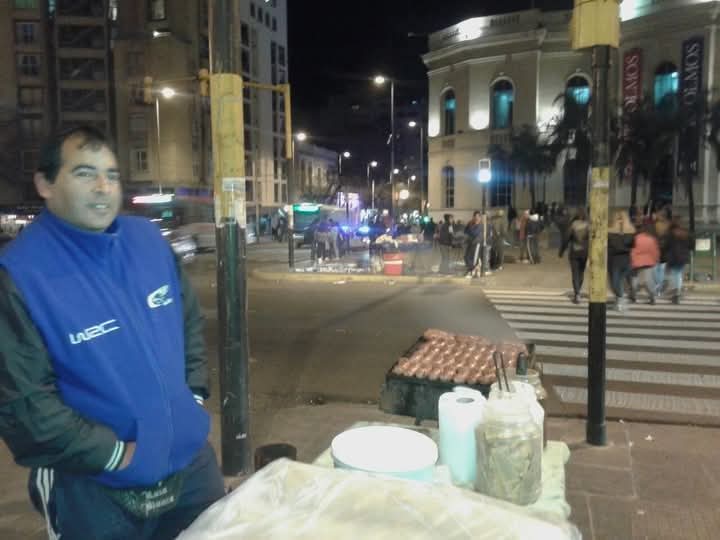 El choripanero del olmos esperando a todos🕜