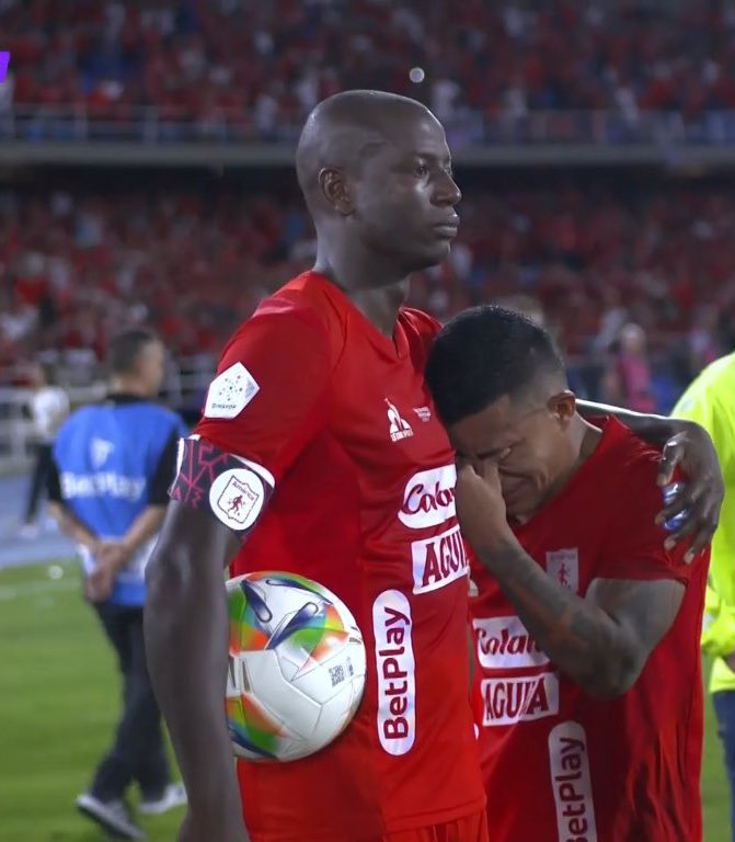 futbolsinlimi's tweet photo. Así terminó la despedida de Adrián Ramos 😔 https://t.co/oMSguXiRwn
