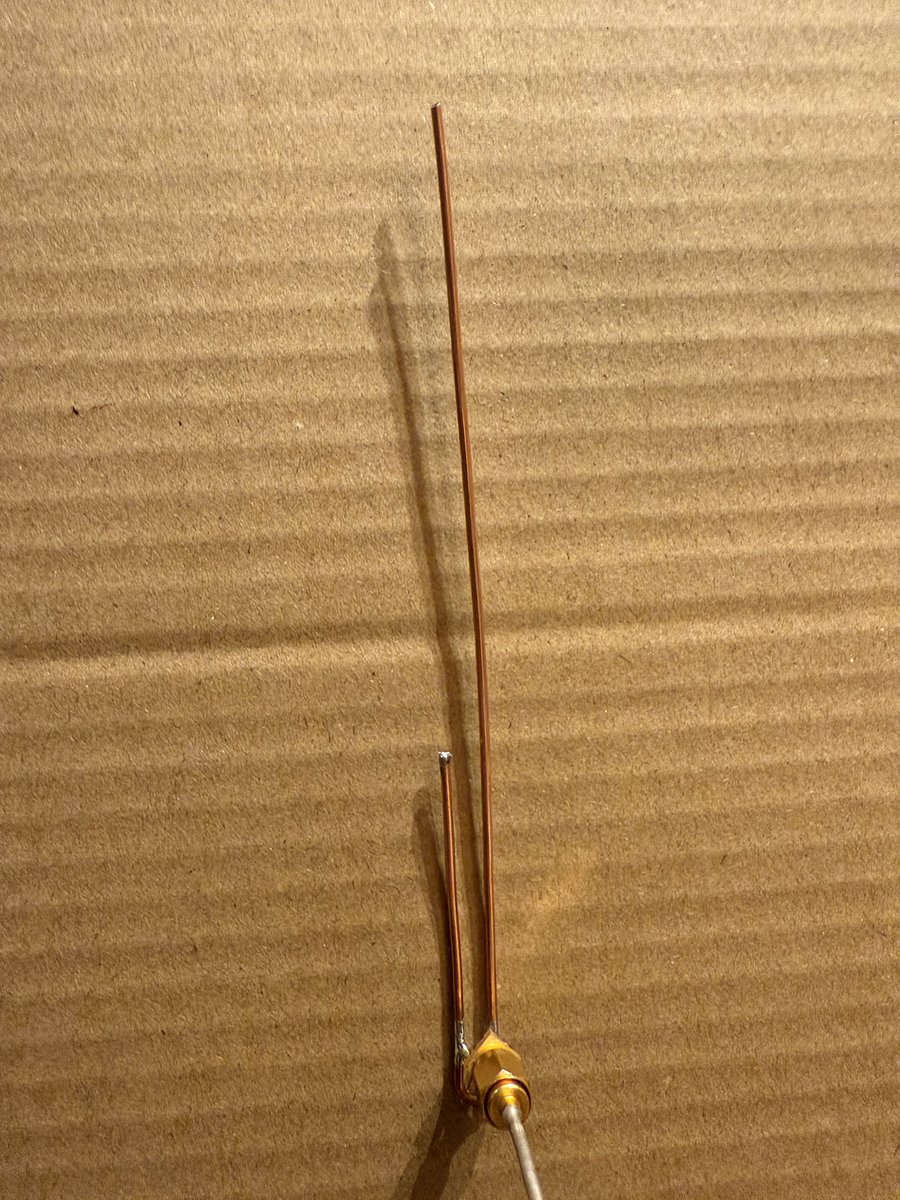 LE_F4GXS's tweet photo. Apres le post de Maxime F4FEY @maxime_manceau, j’ai décidé moi aussi de faire une antenne J-Pole 1296MHz, le résultat est très bon ! 👍
#hamradio #amateurradio #radioamateur #jpole #antenna #diy #diyantenna #23cmband #23cm #1296mhz https://t.co/lhTh5BYeRA