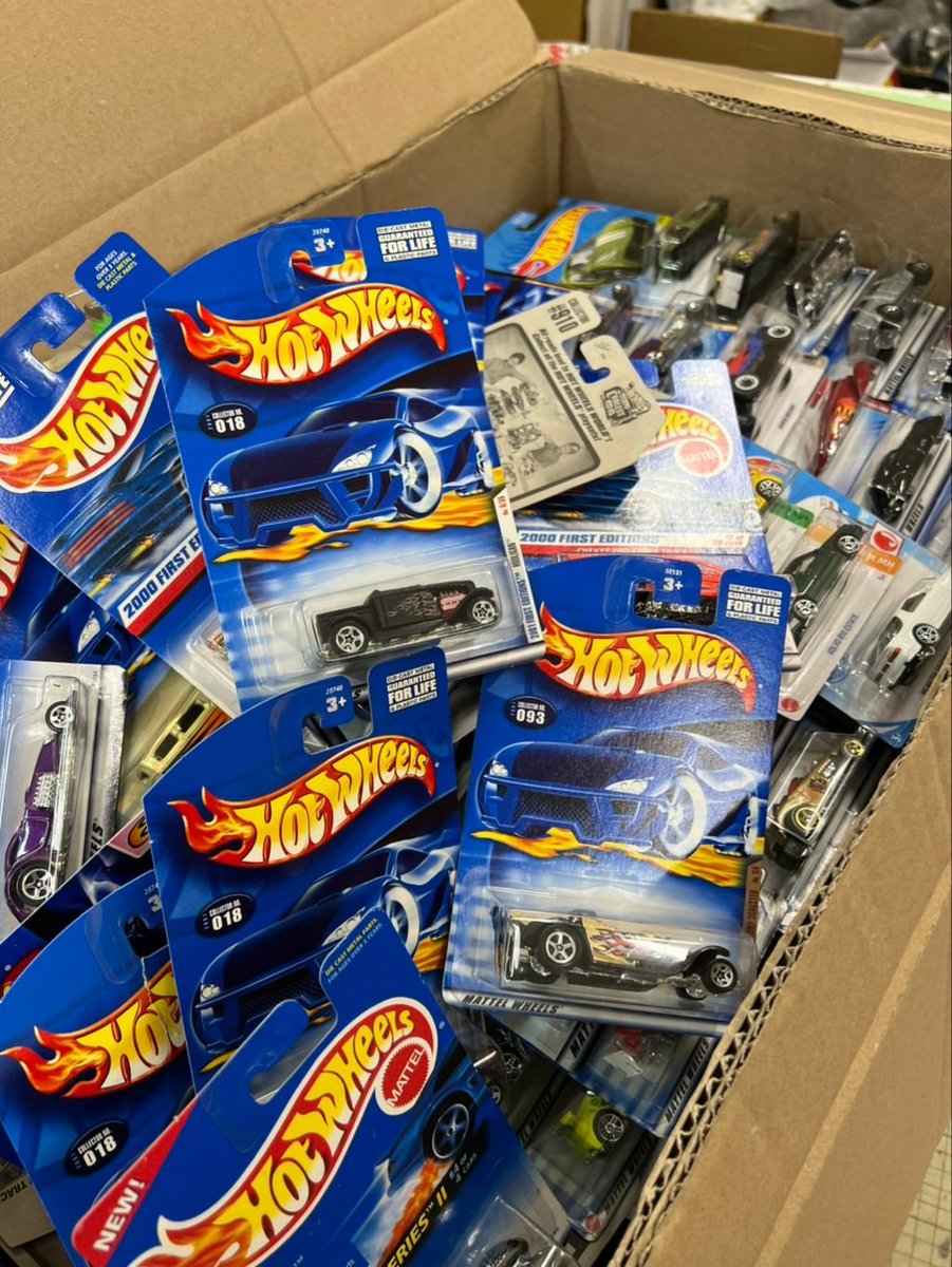 hotwheels_28's tweet photo. お友だちのみんな～おはよ～さん☀️

みんなのお陰でワイスピ売れまくり
間も無く完売しちゃうから、まだ手に入れてないお友だちは #ドン・キホーテ和泉中央 に急いで買いに来たってや～⤴️

古いUSカード、ナショナルカードもようさん出しといたから必ず見たってや❗

#ホットウィール
#HotWheels https://t.co/eBreZjqdlE