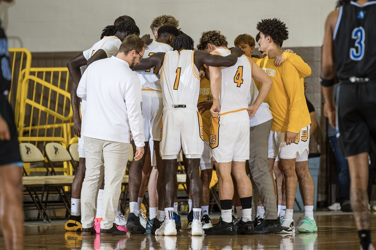isaiahtisdale15's tweet photo. We got a good win heading into Christmas break. These guys have been doing an amazing job in joining together and being connected as 1. Excited for the 2nd half of the season to begin #Broncbusters💪🏽🟡🟤 https://t.co/urvDA62Ccx