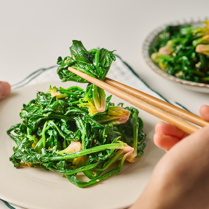 겨우내 노지에서 찬바람을 이기고 자라는 지금 제철 시금치! 잘 씻어 소금 약간 넣은 물에 살짝 데친 다음 찬물 샤워 &amp; 물기 꼭 짜고 요리에센스 연두, 참기름, 통깨 양념에 조물조물 무치면 겨울 밥도둑, <실패없는 시금치 무침> 완성! 상세보기👉bit.ly/47Mt83y