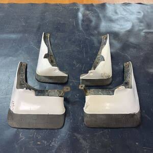 GS_Nekokichi's tweet photo. GS131クラウンのフェンダーモール、マットガードを探しています。
もし余っていたり、譲ってもいいという方がいらっしゃればリプ又はDMお願いします。
#いつかはクラウン
#GS131
#13クラウン
#拡散希望 https://t.co/FXNU6z6bMH