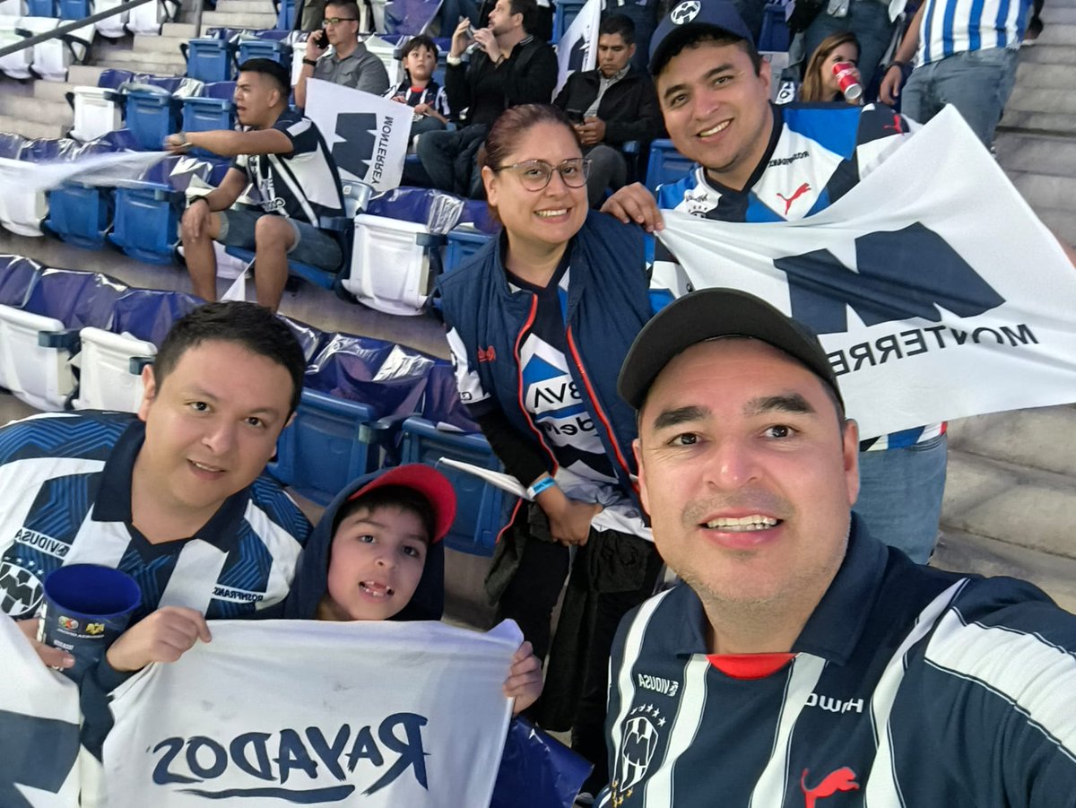 MikeCasta's tweet photo. @JRPalaciosChapa 

Los casta rayados bien presentes en el estadio

El hooligan, Robert, RoHi, Gladys y el padrino fraustro https://t.co/r3vSQVhZfm