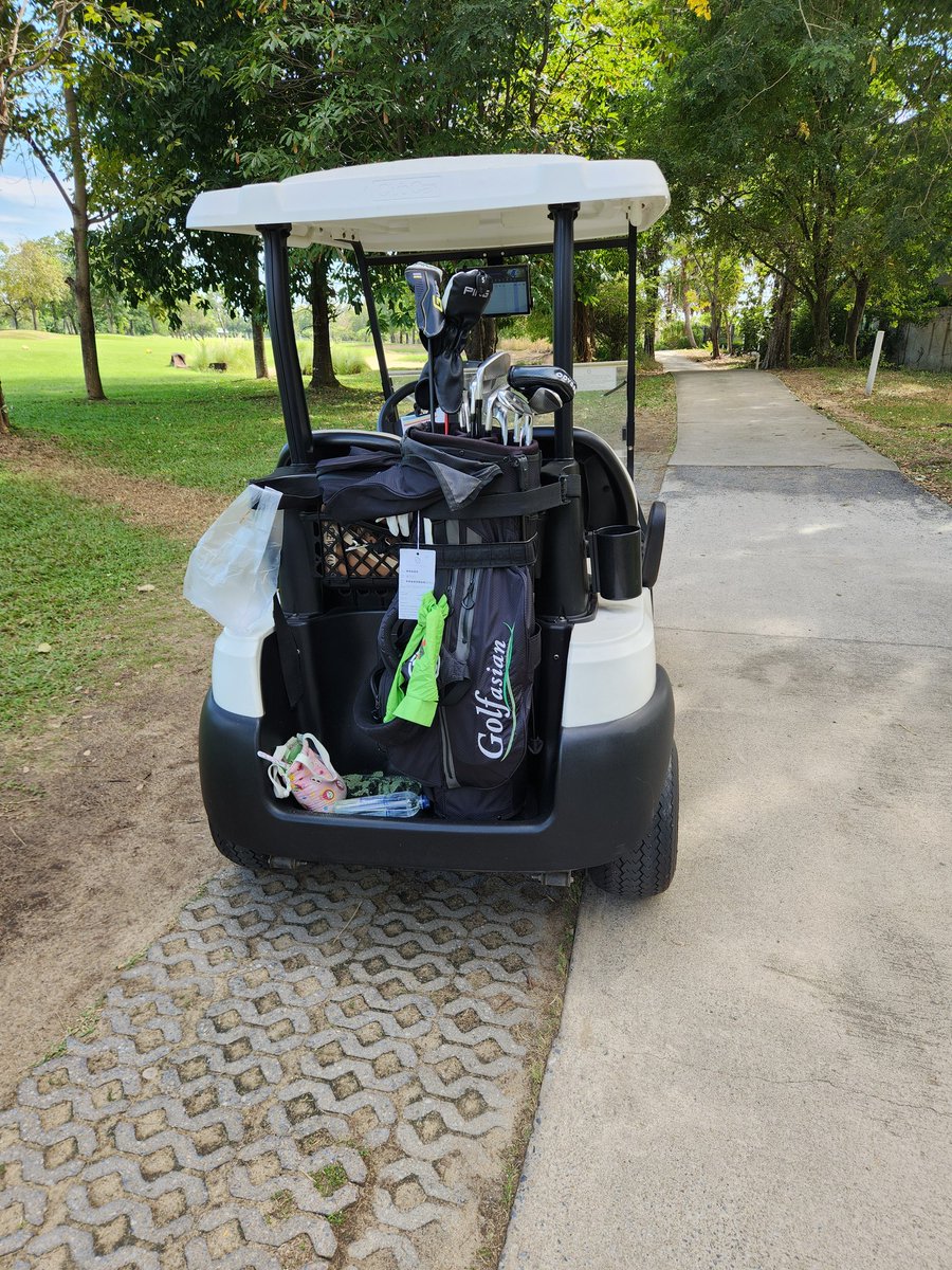 GolfAsian's tweet photo. I met a nice couple found using a Golfasian golf bag. Play well! https://t.co/gjzXhSyLPP