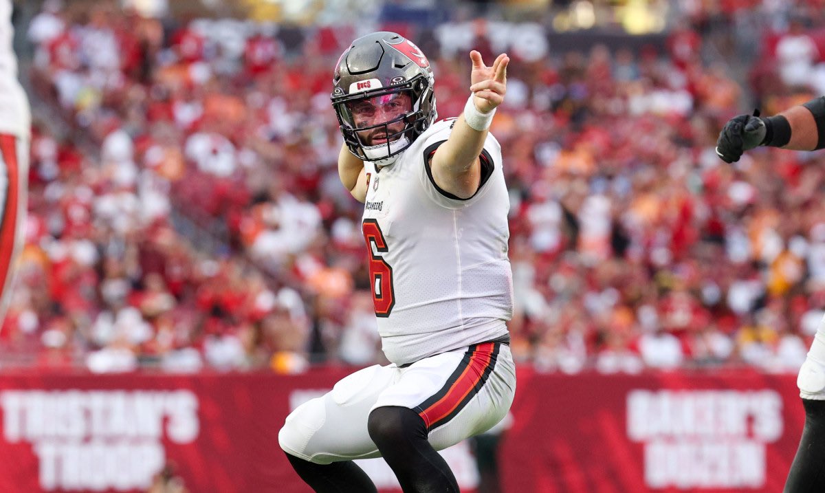 OhItsOklahoma's tweet photo. Players with 60+ Touchdowns since the beginning of last season:

-Baker Mayfield 🏴‍☠️

That’s the list. https://t.co/1gmLK0xGOt