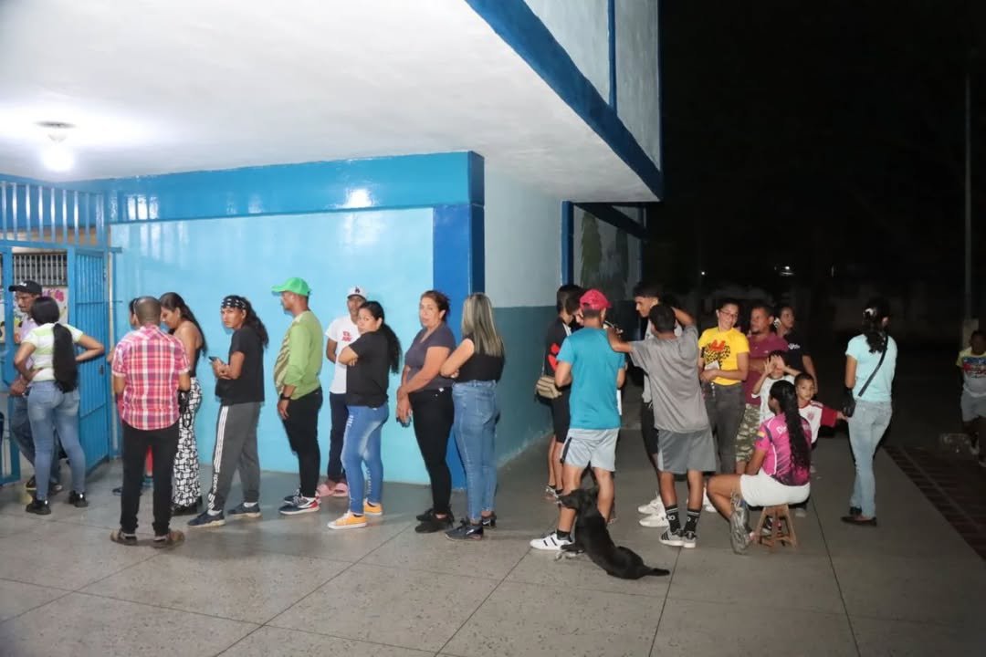 Nuestro pueblo continúa en los centros nucleados participando en la elección de los jueces y juezas de Paz ✌🏻🗳️ 

#ParticipaciónPopular #DemocraciaProtagónica #Acarigua #MunicipioPáez #Portuguesa 
<a href="/nicolasmaduro/">Nicolás Maduro</a> <a href="/dcabellor/">Diosdado Cabello R</a>  <a href="/eekhout_blanca/">Blanca Eekhout (Cuenta Oficial)</a> <a href="/PartidoPSUV/">PSUV</a>