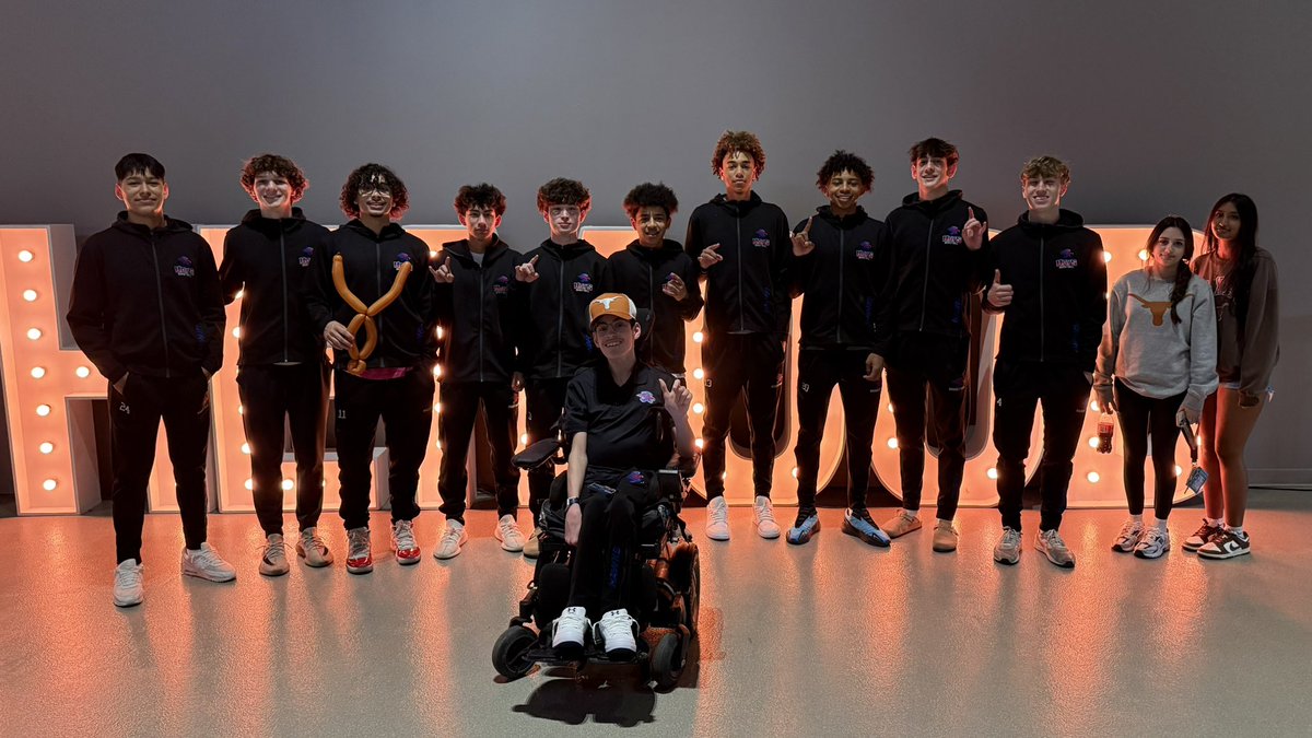 coachedbarrio's tweet image. Great outing watching @TexasMBB as a team today! @hayshawkshoops 🤘🏻🏀🔥 #HawkYeah #Hookem