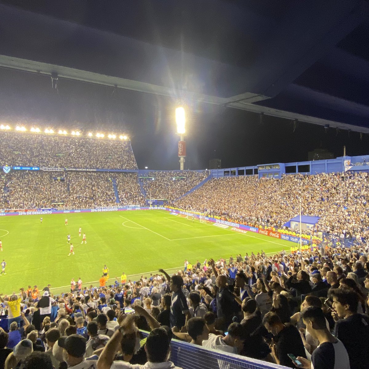 ElFortindeVelez's tweet photo. 🤍 ¡C A M P E O N E S! 💙
🏆 Fuimos los mejores todo el año y, en la 3ra. oportunidad que tuvimos, se hizo justicia.
🫂 Hoy todos los Fortineros volvimos a festejar, nos merecíamos esta alegría y estamos, nuevamente, en lo más alto del fútbol argentino.
⭐️ Una estrella más.
🔵 ¡¡¡VAMOS #VÉLEZ!!! ⚪️