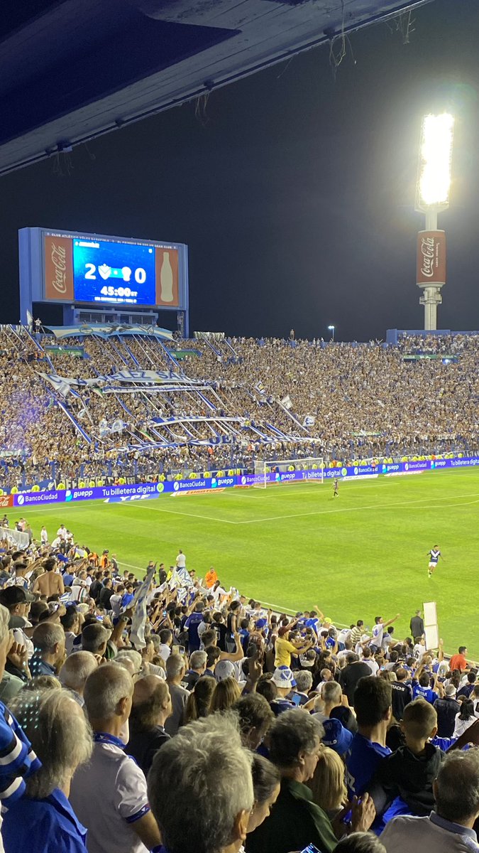 ElFortindeVelez's tweet photo. 🤍 ¡C A M P E O N E S! 💙
🏆 Fuimos los mejores todo el año y, en la 3ra. oportunidad que tuvimos, se hizo justicia.
🫂 Hoy todos los Fortineros volvimos a festejar, nos merecíamos esta alegría y estamos, nuevamente, en lo más alto del fútbol argentino.
⭐️ Una estrella más.
🔵 ¡¡¡VAMOS #VÉLEZ!!! ⚪️