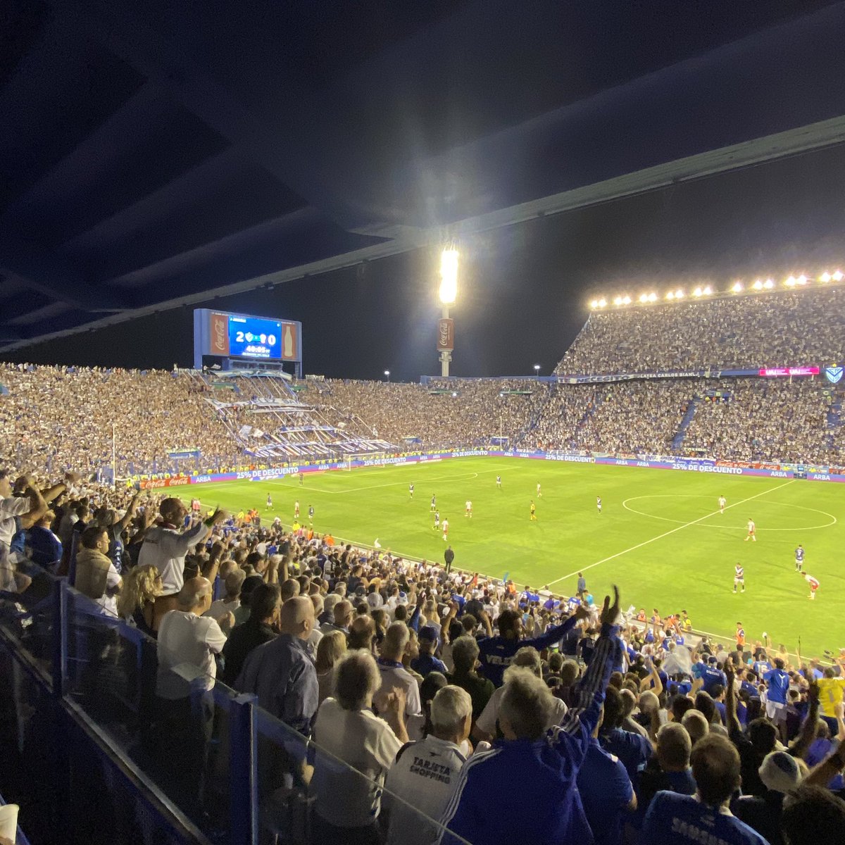 ElFortindeVelez's tweet photo. 🤍 ¡C A M P E O N E S! 💙
🏆 Fuimos los mejores todo el año y, en la 3ra. oportunidad que tuvimos, se hizo justicia.
🫂 Hoy todos los Fortineros volvimos a festejar, nos merecíamos esta alegría y estamos, nuevamente, en lo más alto del fútbol argentino.
⭐️ Una estrella más.
🔵 ¡¡¡VAMOS #VÉLEZ!!! ⚪️