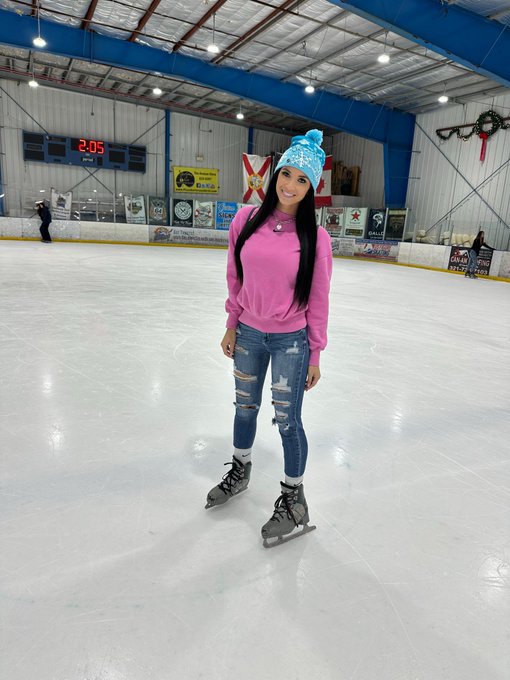 Watch Lucklessholly's leaked NSFW photo on TwXstars