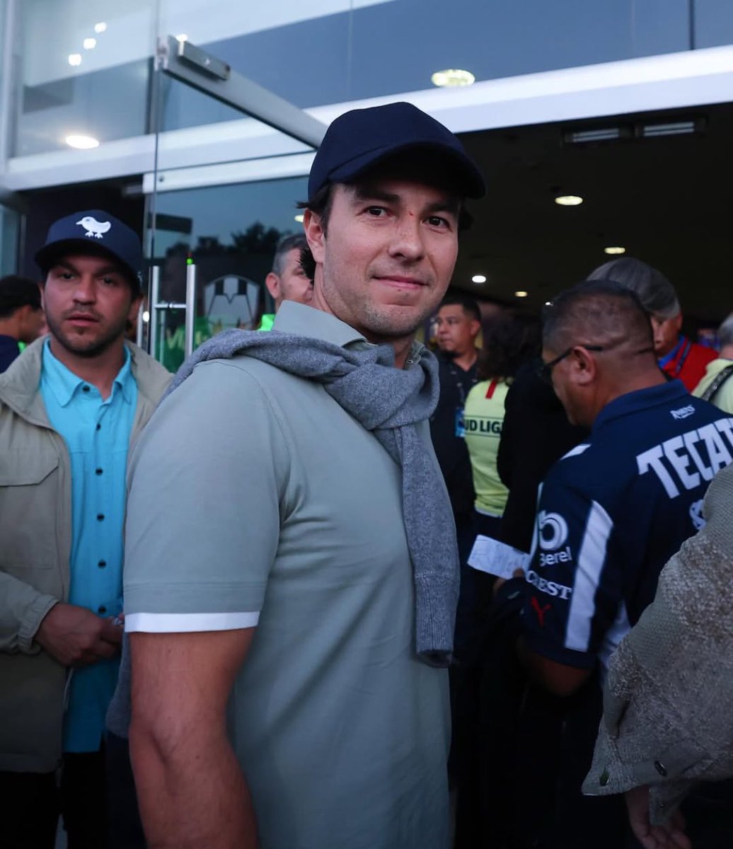 Sergio “Checo” Pérez presente en el BBVA para apoyar al <a href="/ClubAmerica/">Club América</a>.🦅