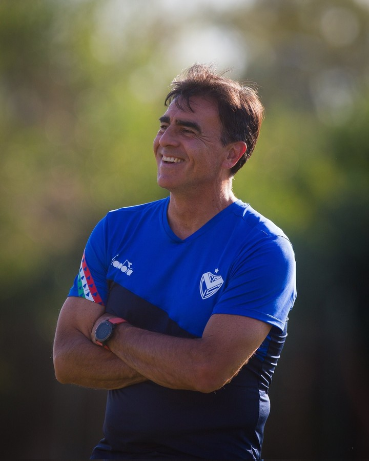 VSportsTM's tweet photo. El 25 de noviembre de 2023, hace poco más de un año, Vélez se fugaba de las garras del descenso en la última fecha de la temporada. Su DT era un Sebastián Méndez que dejó alma y corazón en la recta final. Muchos de los integrantes del plantel permanecieron en el club. Llegó Gustavo Quinteros. En la tercera fecha de la Copa de la Liga, River le recetó una sanduga memorable: 5-0. El DT bajó línea en plena conferencia de prensa. "Este resultado me da vergüenza como entrenador. Fuimos un equipo muy frágil". Desde entonces, El Fortín se convirtió en el mejor equipo argentino del año. Atravesó una montaña rusa emocional, pero el cierre es estricta justicia. No podía finalizar el año sin títulos.

📌25/11/2023: Se salva del descenso
📌4/2: Pierde 0-5 ante River
📌5/5: Subcampeón de Copa LPF frente a Estudiantes, siendo superior desde el juego durante gran parte del partido
📌26/8: Se trepa a la cima del torneo
📌24/11: Clasificación a Libertadores 2025
📌27/11: Accede a la final de la Copa Argentina
📌11/12: Pierde contra Central Córdoba
📌15/12: CAMPEÓN DEL FÚTBOL ARGENTINO