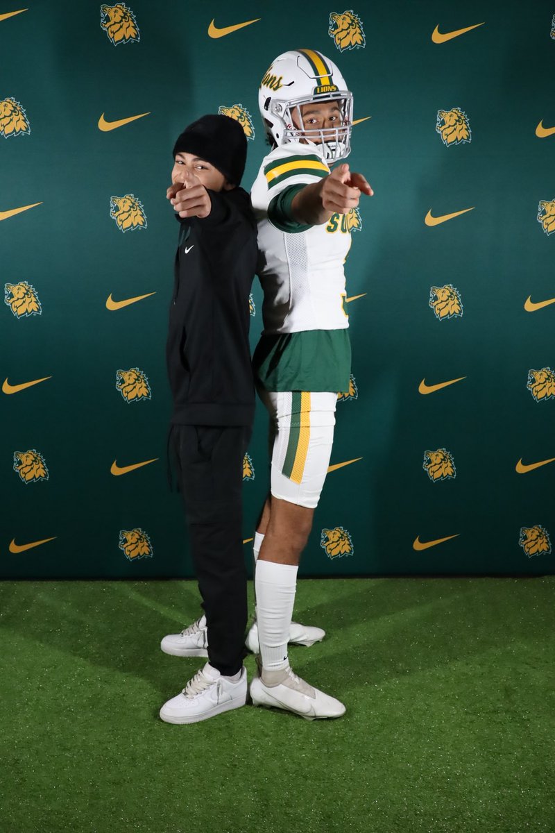 DeonFeeback's tweet photo. Extremely Thankful for @MOSOFootball for letting me come down for a Official visit

@CoachAB_MSSU 
@Vince_Mayle 
Coach meyers 
@hale_football 
@Coach_Irvin23 https://t.co/J5R8fkedBq