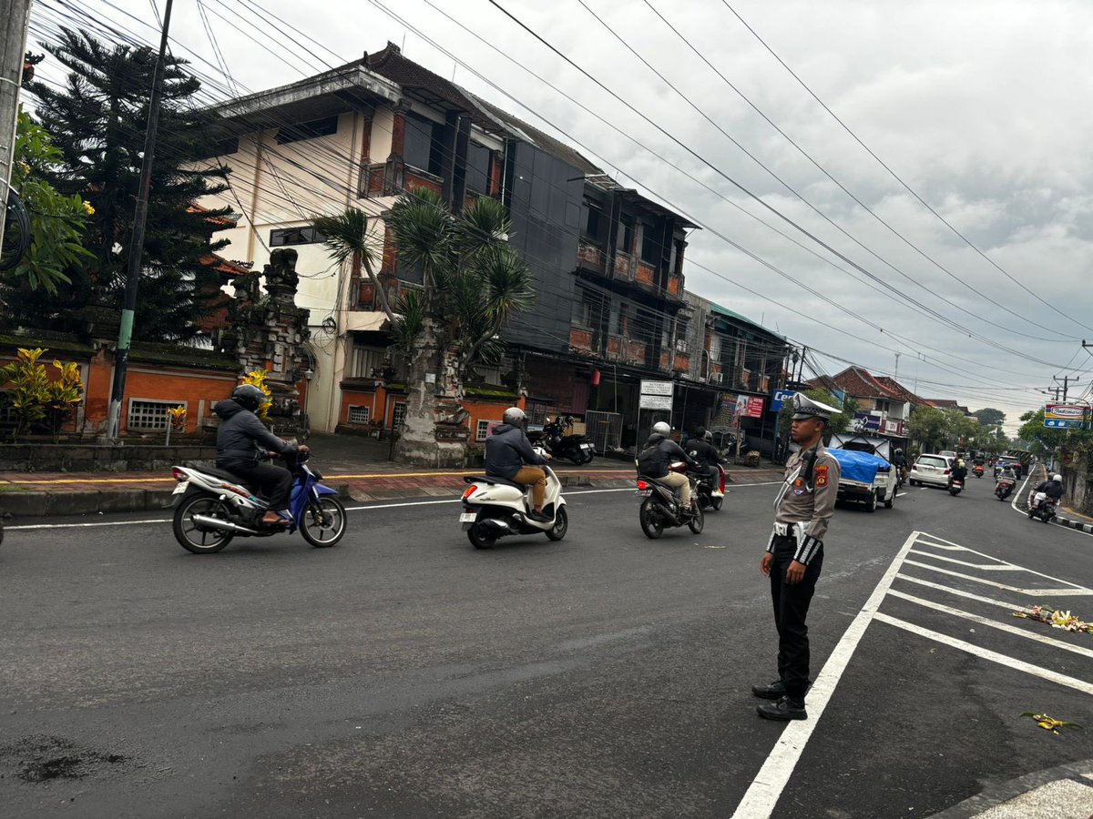 DpsLantas's tweet photo. Personil Satlantas Polresta Denpasar melaksanakan giat pengaturan arus lalin di Simpang-simpang dalam Kota, atensi arus lalin pada titik kepadatan kegiatan masyarakat serta terwujudnya situasi kamseltibcarlantas, situasi lalin ramai lancar

#spripimpolri 
#divisihumas https://t.co/SJqWF6j113