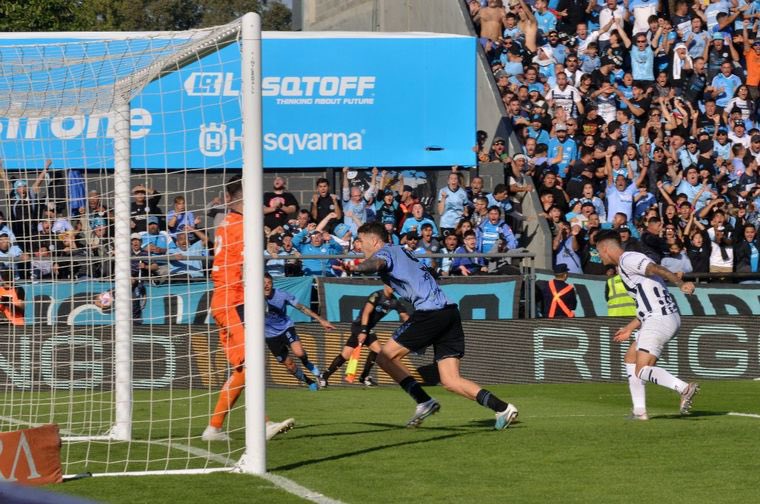 NGadola's tweet photo. Belgrano se convierte en el PRIMER CLUB del interior en la historia del fútbol argentino en tener 3 goleadores en 4 campeonatos de fútbol en Primera División:

PABLO VEGETTI → 13 goles LPF 2023
LUCAS PASSERINI → 10 goles CdL 2023
FRANCO JARA → 13 goles LPF 2024 https://t.co/gz5e0pgbU7