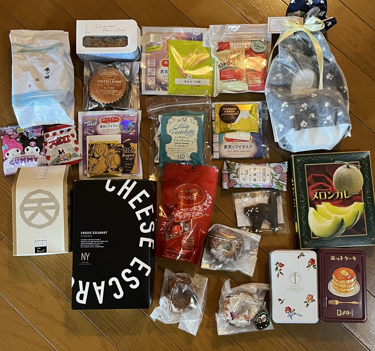 昨日の荷物が届きまして!改めてありがとうございましたー!!!!おれみたいなもんにおいしいものや素敵なもの、お手紙をくださってま～～～!みんな幸せになれッれ!!!
クロにも差し入れがあったし、頂いたトレーディングキーホルダー(?)の中身は👁でした🤣
いやホントに…有り難うございます! 