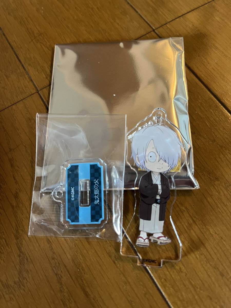 昨日の荷物が届きまして!改めてありがとうございましたー!!!!おれみたいなもんにおいしいものや素敵なもの、お手紙をくださってま～～～!みんな幸せになれッれ!!!
クロにも差し入れがあったし、頂いたトレーディングキーホルダー(?)の中身は👁でした🤣
いやホントに…有り難うございます! 