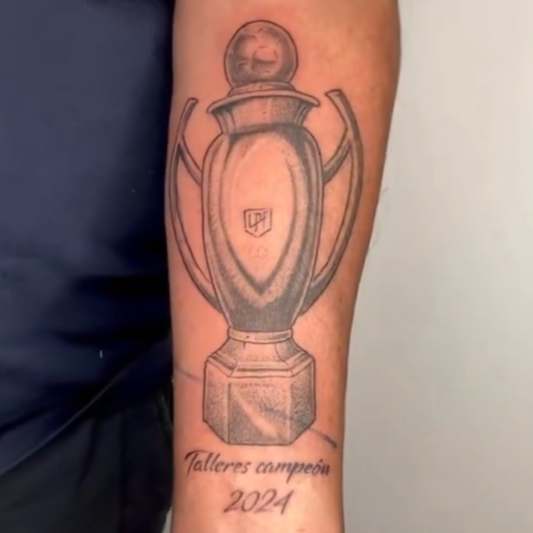Alguien puede pensar en el hincha de Talleres que se hizo este TATUAJE...