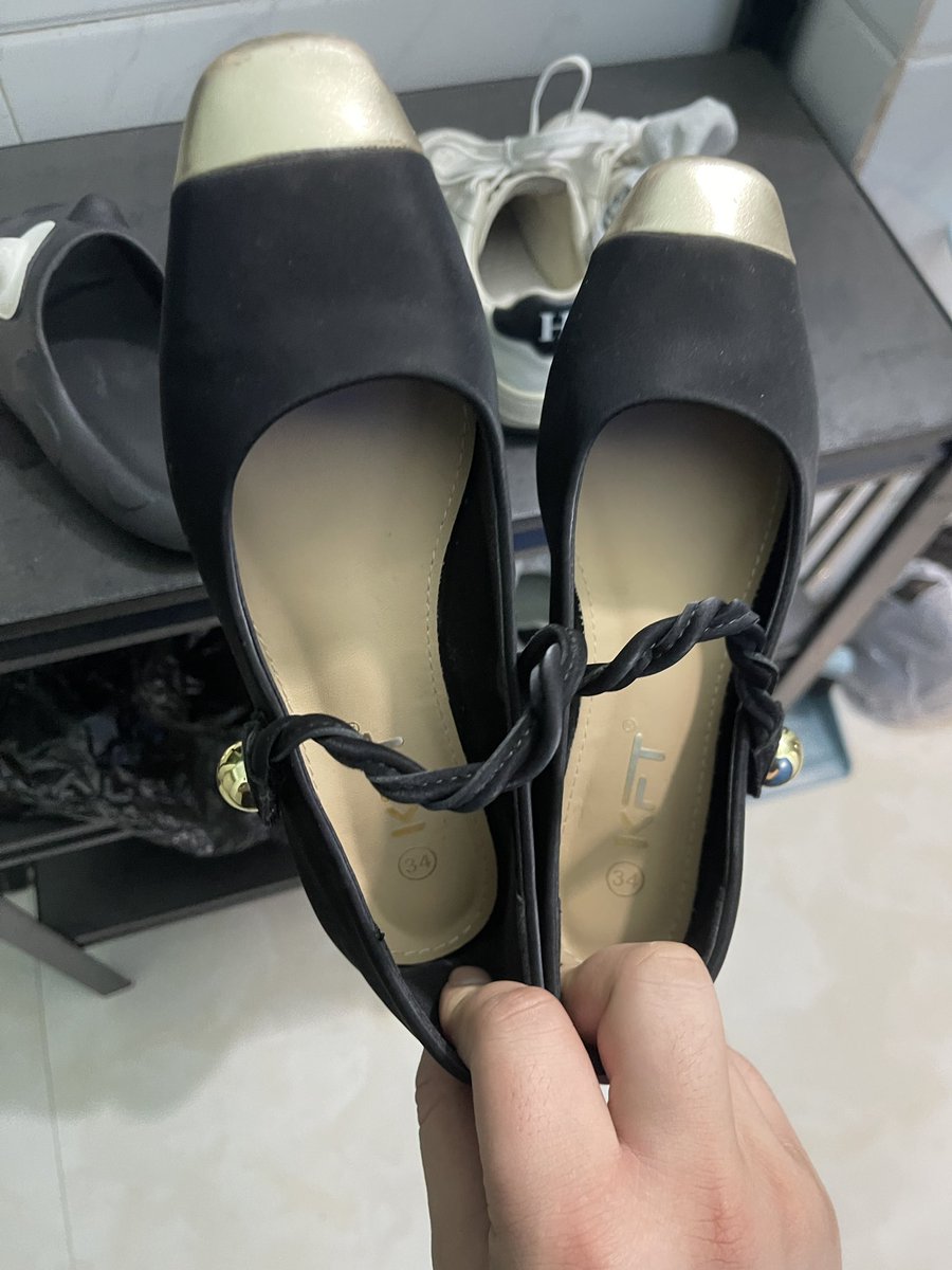 vpie288753's tweet photo. 兄弟们，这平底鞋，活动量有点大，味确实够大，看看鞋底，都磨完了  这条妞的脚确实够味，打胶中的极品啊！！！#打胶  #平底鞋 #扫楼 #楼道 https://t.co/yJdH9c0lUE