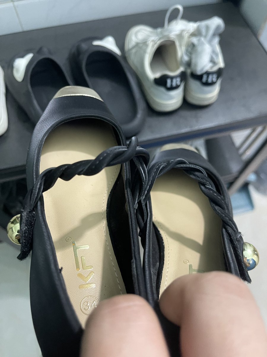 vpie288753's tweet photo. 兄弟们，这平底鞋，活动量有点大，味确实够大，看看鞋底，都磨完了  这条妞的脚确实够味，打胶中的极品啊！！！#打胶  #平底鞋 #扫楼 #楼道 https://t.co/yJdH9c0lUE
